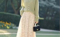 2025年9月2日 木火旺盛日穿搭：薄荷绿配珊瑚红招桃花