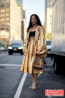 2025年11月21日 土金相生日穿搭：砂金色配卡其色显贵气逼人-第1张图片