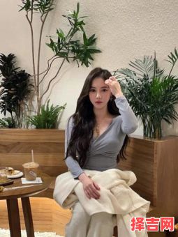 2025年9月18日 水金相生日穿搭：银灰配雾霾蓝显气质-第1张图片